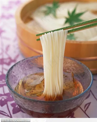 夏日美食-夹起的面条中华美食