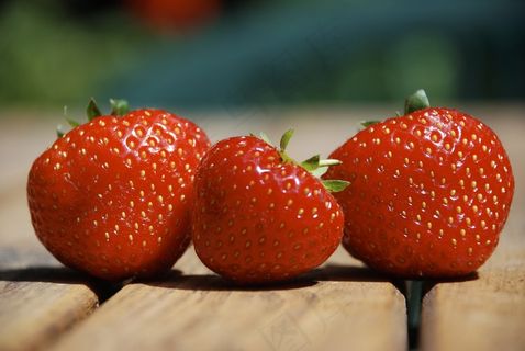 三颗诱人草莓图片