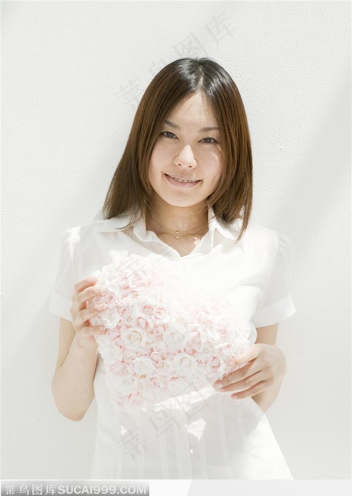 礼品与微笑-拿着粉色玫瑰编成的桃心