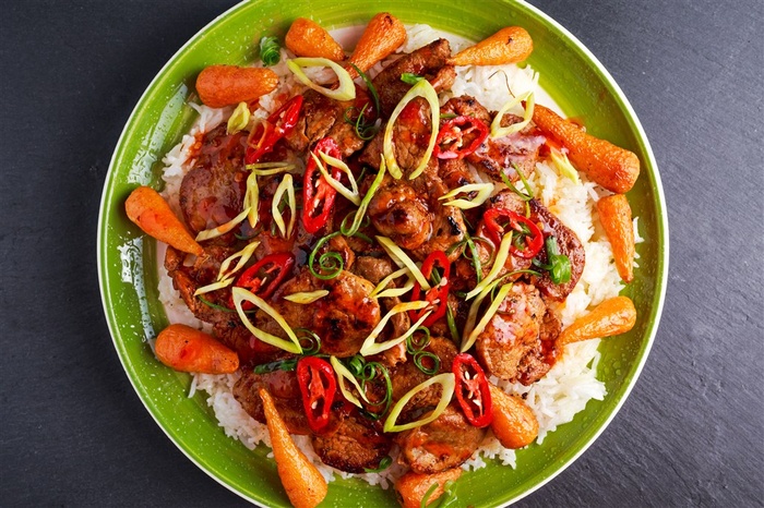 绿色盘子里的香辣肉饭高清图片