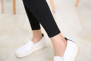 打底黑裤女模特脚部特写图片