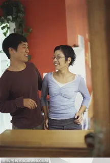 家中生活-边聊天准备出门的年轻小夫妻 家中生活-边聊天准备出门的年轻小夫妻