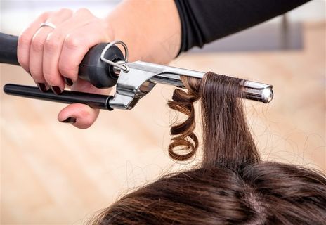 使用卷发棒卷发图片