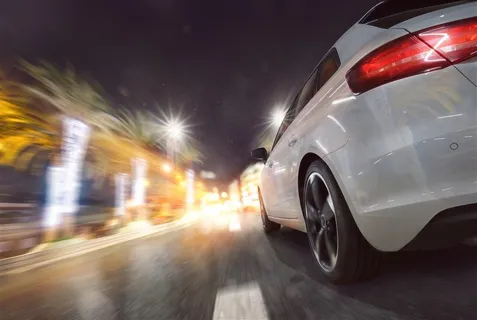 马路上的白色汽车 马路上的白色汽车