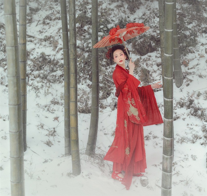 竹林里红色古装美女图片