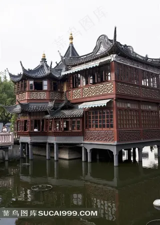 池塘上的双层中式古建筑