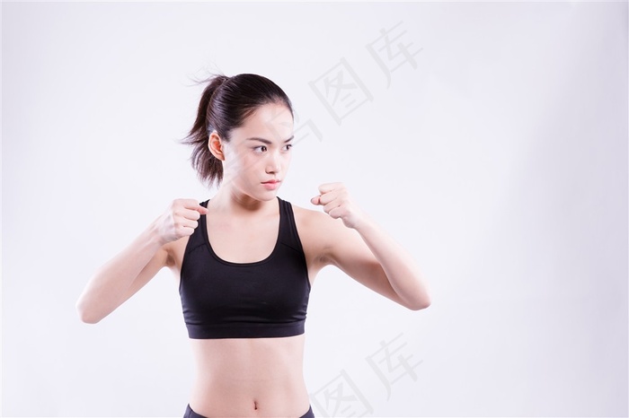 女孩在做拳击运动