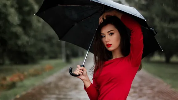 雨中的美女打伞图片 雨中的美女打伞图片