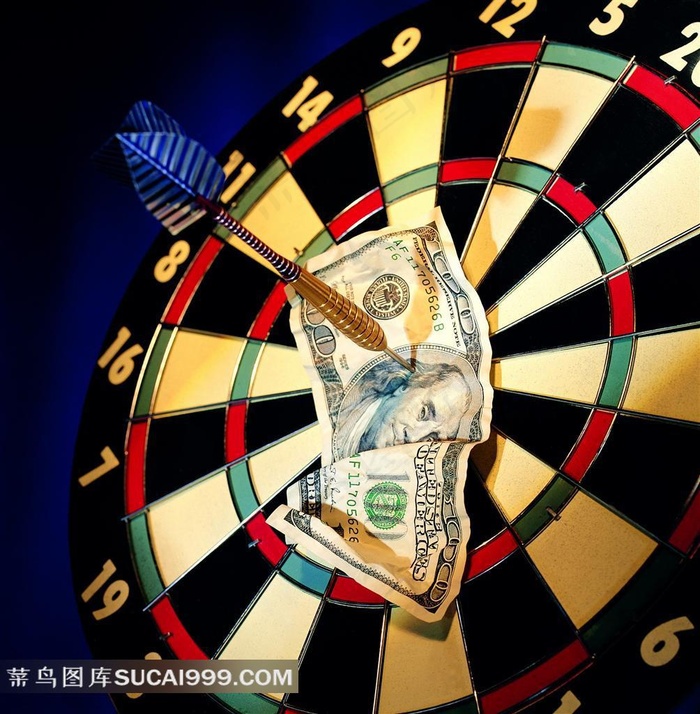 飞镖射中靶心上的美元素材