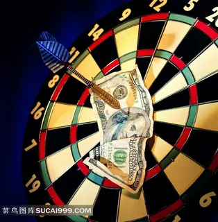 飞镖射中靶心上的美元素材 飞镖射中靶心上的美元素材