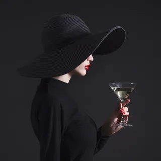 手拿香槟的女模特高清摄影图片 手拿香槟的女模特高清摄影图片