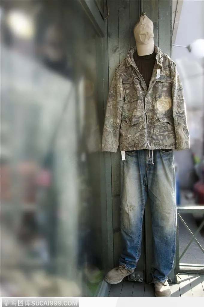 流行服饰-橱窗中的服饰