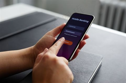 正在用手机购物的人物高清图片