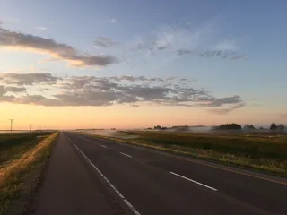 夕阳下的柏油路风景