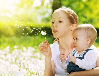 美女妈妈和小宝贝吹蒲公英摄影图片