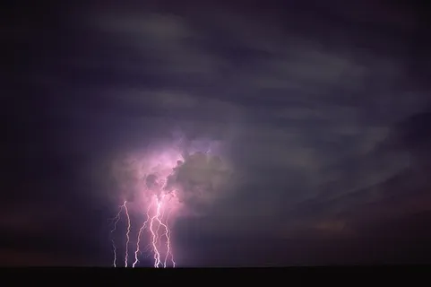 夜色中的雷电图片