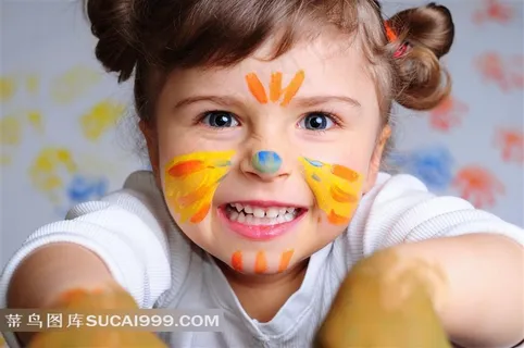 满脸颜料的儿童图片素材