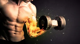 拿着哑铃做运动的肌肉男燃烧的手臂高清图片