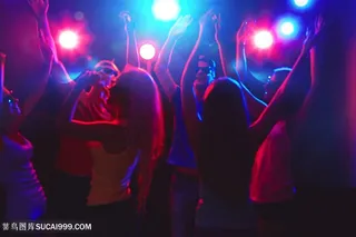 庆祝狂欢的人群高清图