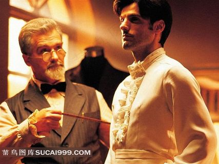 订做西服的帅气男士