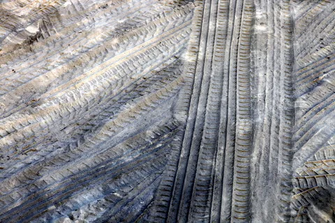 地面轮胎痕迹图片