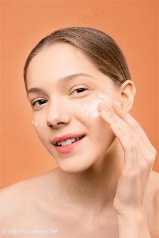 脸部涂抹护肤品图片