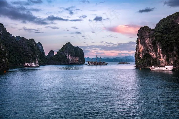 云层晚霞小船山水风景图片