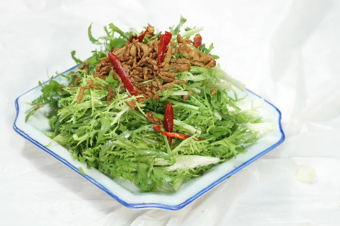 48肉丝拌苦菊 东北饺子园