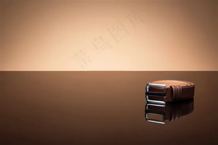 台子上的高端皮带静物图片欣赏