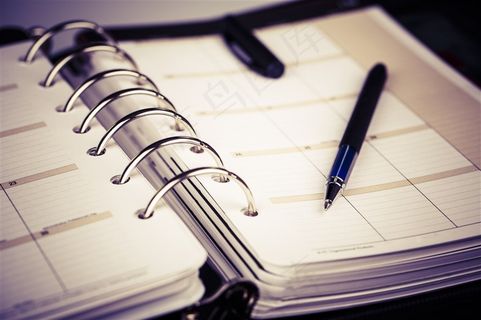 钢笔和一本厚本子