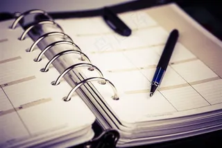 钢笔和一本厚本子