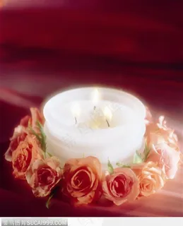 玫瑰花包边的蜡烛