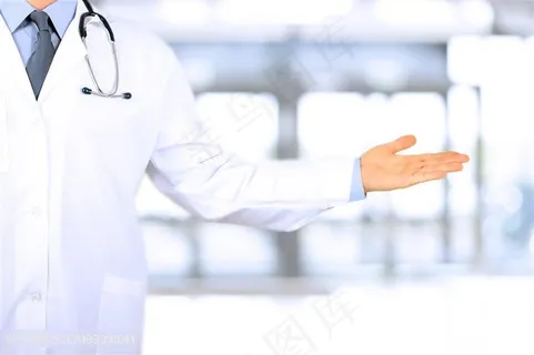 做推荐手势的医务人员高清图片 做推荐手势的医务人员高清图片