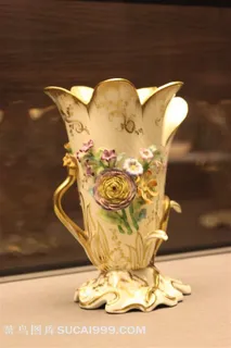 19世纪花卉装饰花瓶高清素材