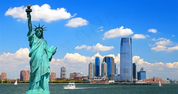 蓝天白云和高楼自由女神