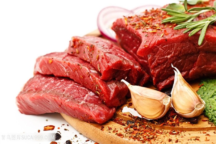 新鲜腌好的猪肉块高清图片
