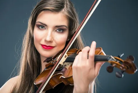 拉小提琴的性感女孩高清图
