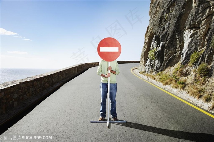 广告创意素材-公路上举着警示牌的人
