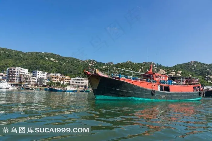 驶入海港的渔船