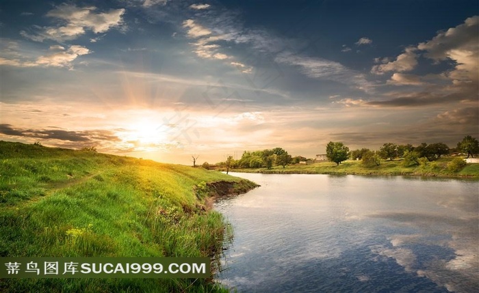 傍晚夕阳美丽的湖水草原风景图片