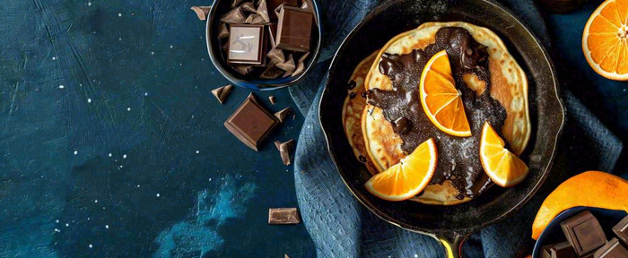 美食简约烤饼蛋糕，巧克力水果橙子摄影图