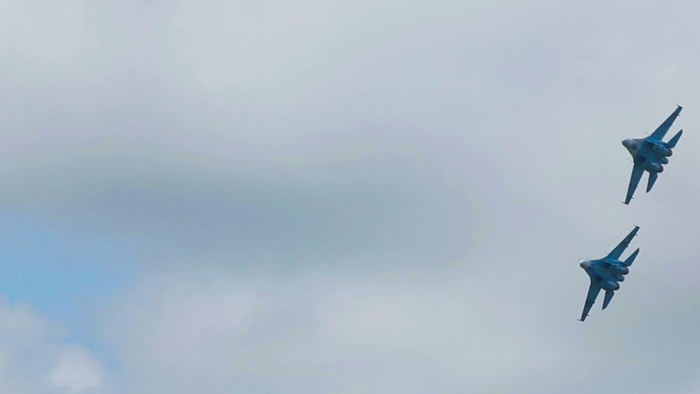 军用飞机飞行和放烟花