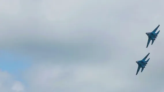 军用飞机飞行和放烟花