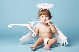 有天使光环的可爱宝宝