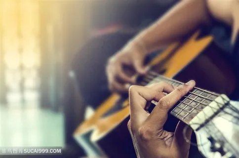 弹吉他的少年高清图片