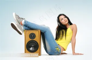 双腿翘在音箱上的美女摄影高清图片