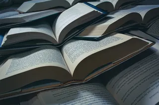 打开的外语书籍图片