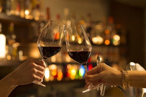 同举红酒杯碰杯庆祝
