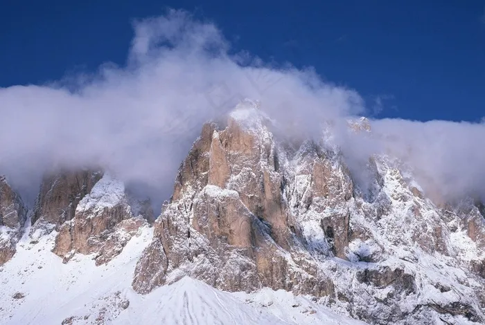 蓝天下雪峰尖上的云层
