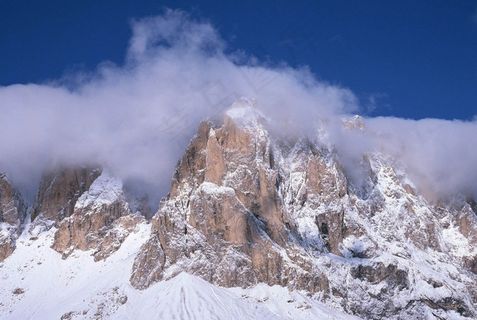 蓝天下雪峰尖上的云层